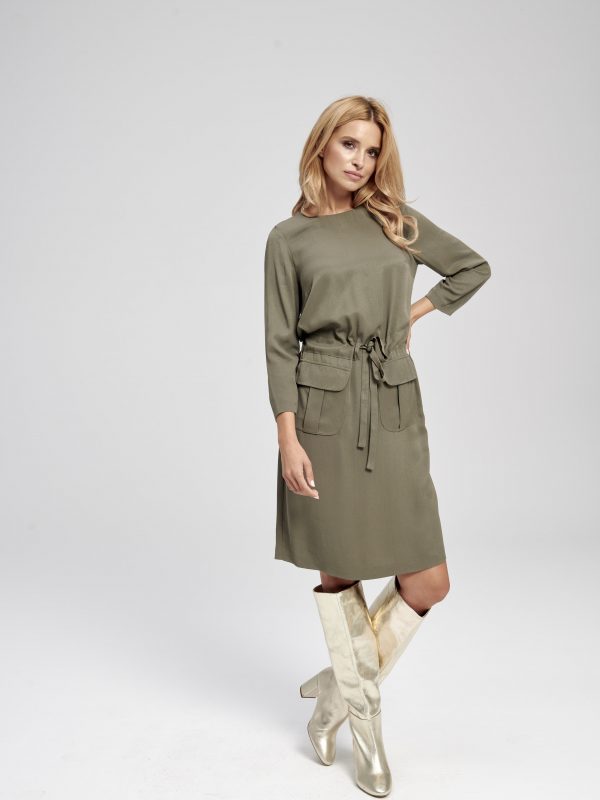 sukienka khaki elegancka z długim rękawem i kieszeniami