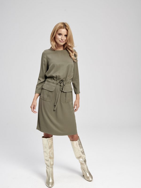 sukienka khaki elegancka z długim rękawem i kieszeniami