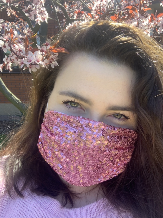 cekinowa różowa maska ochronna