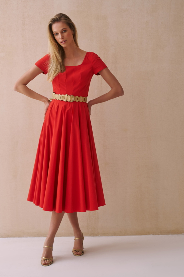 Czerwona dopasowana sukienka midi