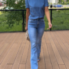 Kobieta w jasnoniebieskich jeansach dzwonach EZURI.