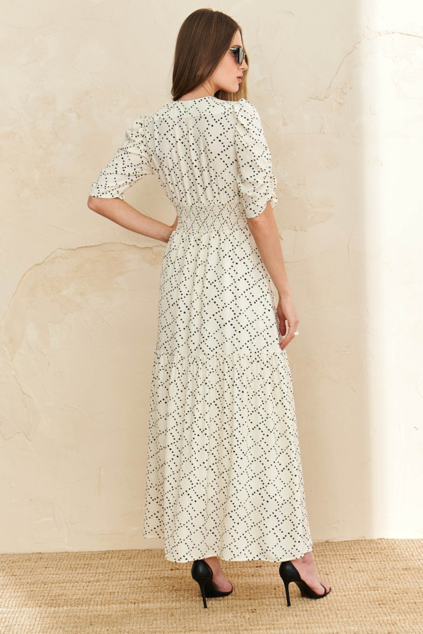 Elegancka kobieta w sukience w groszki
