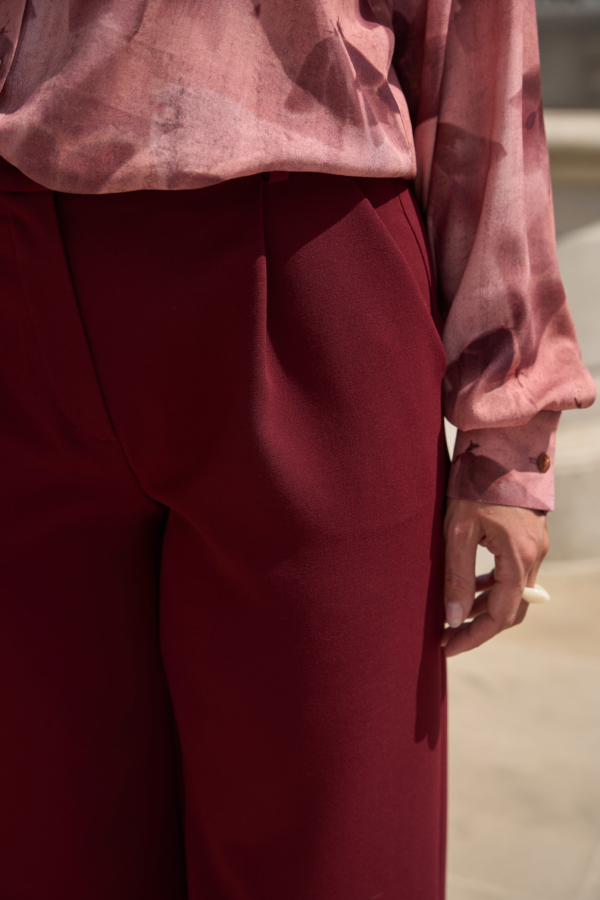 Eleganckie spodnie bordo z wysokim stanem
