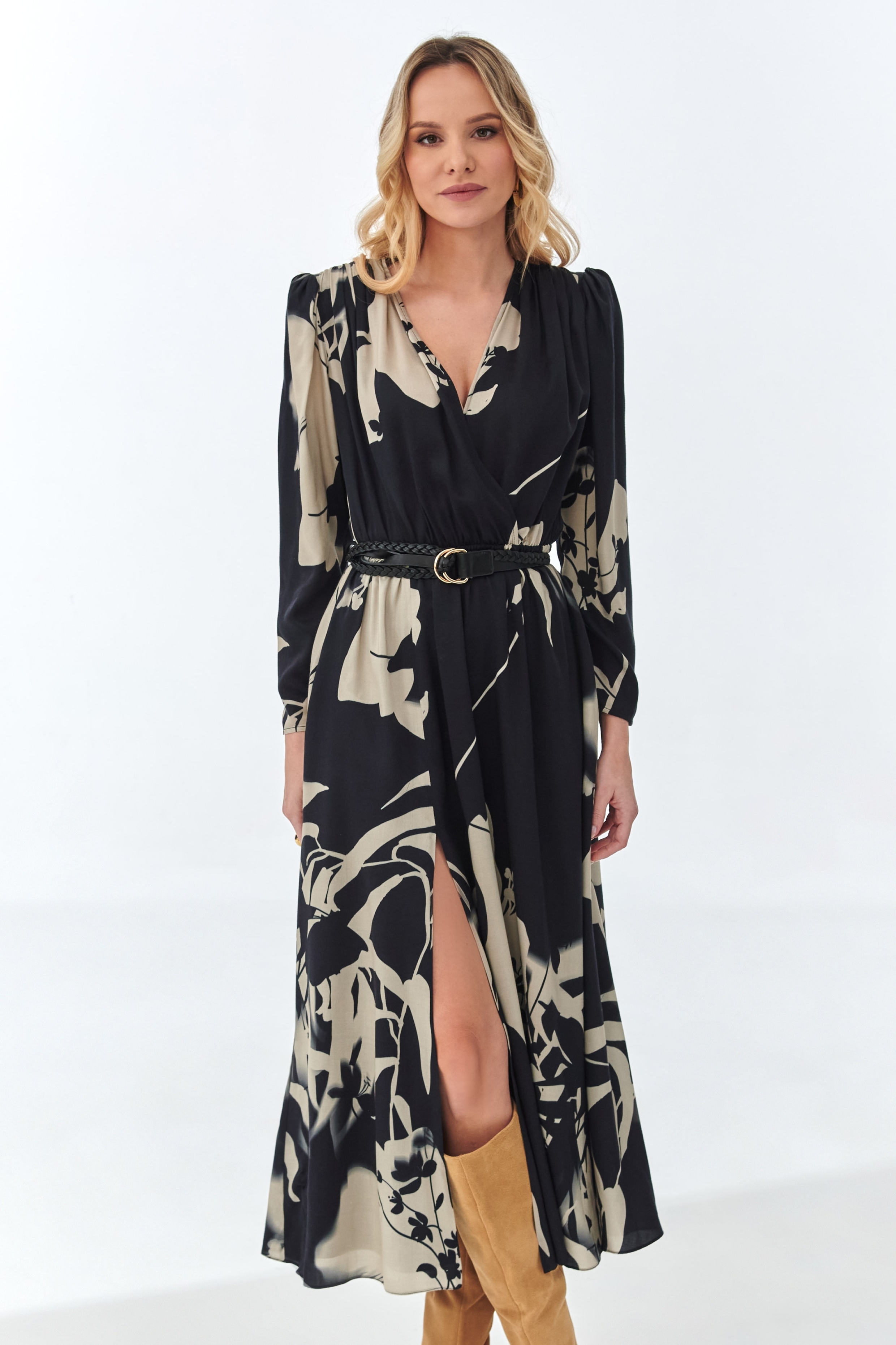 Czarna elegancka sukienka midi NOIR z gumką w talii