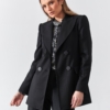 Czarna bluzka z nadrukiem z wiskozy – elegancka i kobieca.