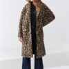 Oversize’owy płaszcz damski w panterkę – modny, wysmuklający sylwetkę.