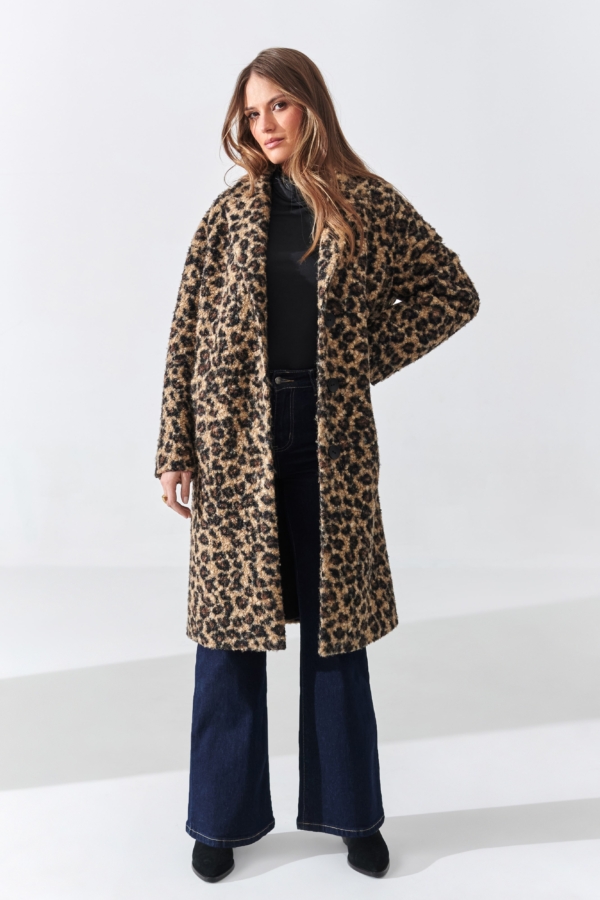 Oversize’owy płaszcz damski w panterkę – modny, wysmuklający sylwetkę.
