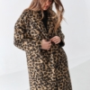 Oversize’owy płaszcz damski w panterkę – modny, wysmuklający sylwetkę.