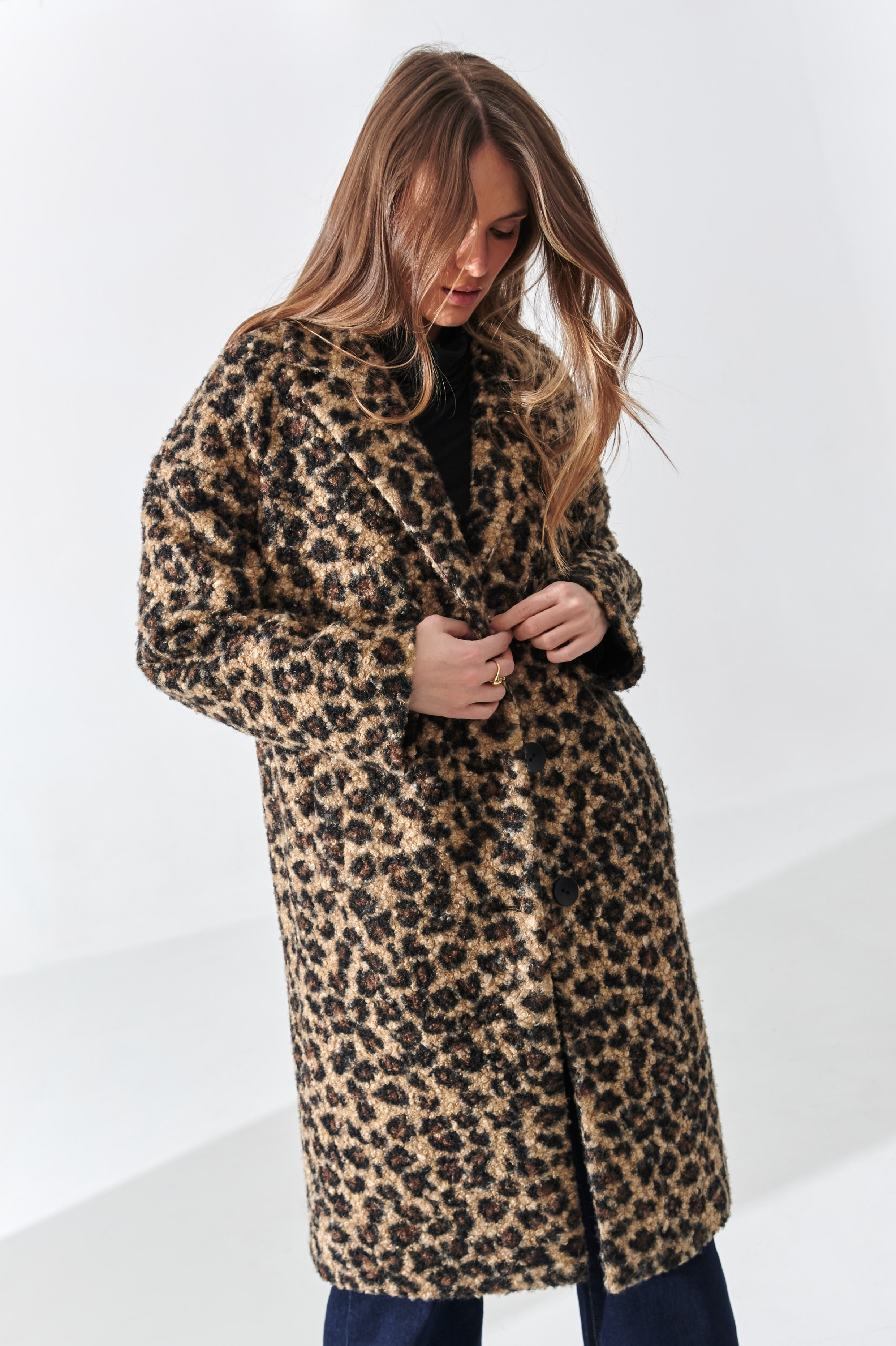 Oversize’owy płaszcz damski w panterkę – modny, wysmuklający sylwetkę.