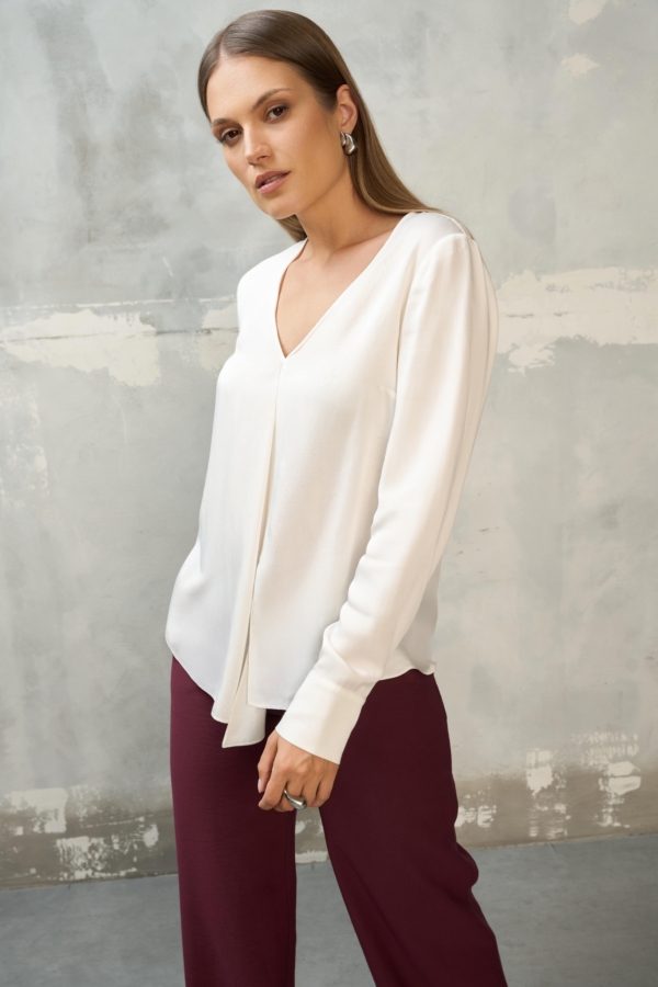 Biała bluzka z wiskozy z dekoltem V
