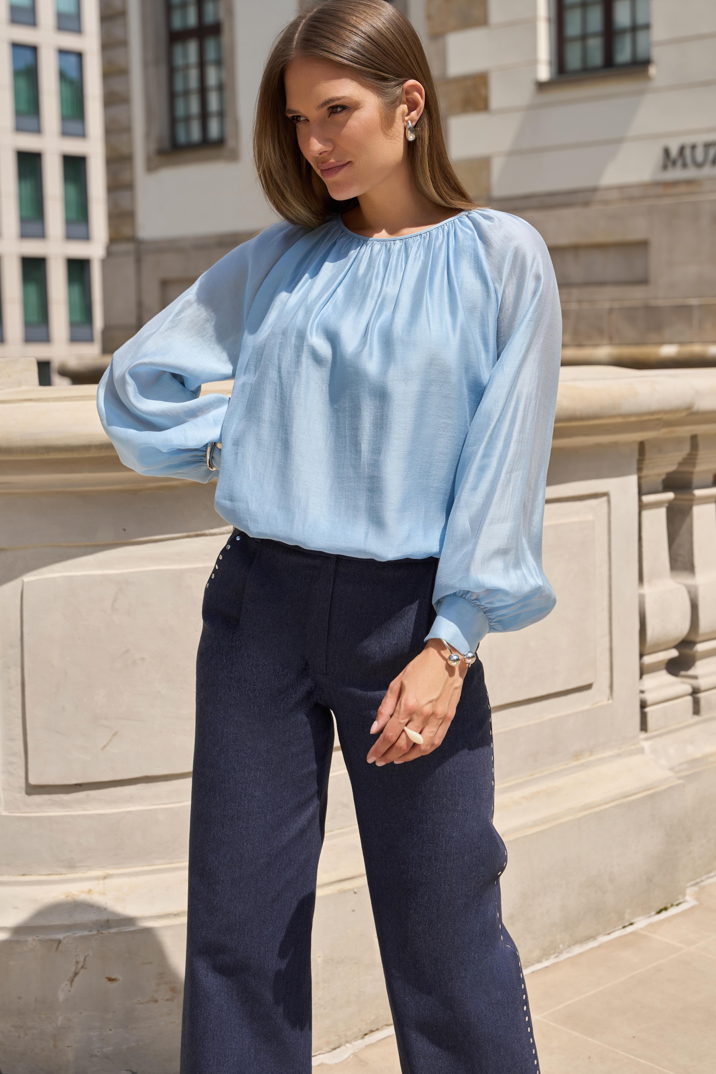 Błękitna bluzka CELINE – elegancka bluzka z marszczonym dekoltem