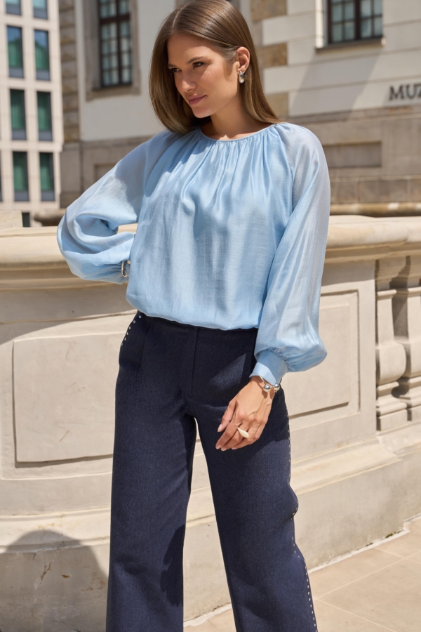 Błękitna bluzka CELINE – elegancka bluzka z marszczonym dekoltem