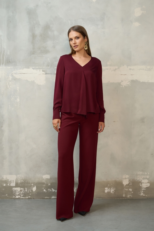 Bordowa bluzka z wiskozy z dekoltem V – widok z przodu