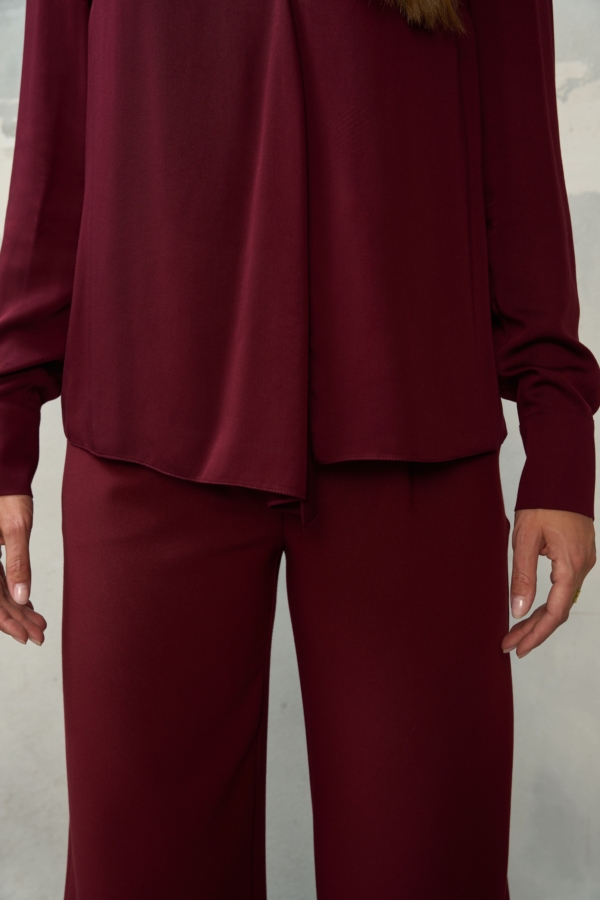 Bordowa bluzka z wiskozy z dekoltem V – widok z przodu