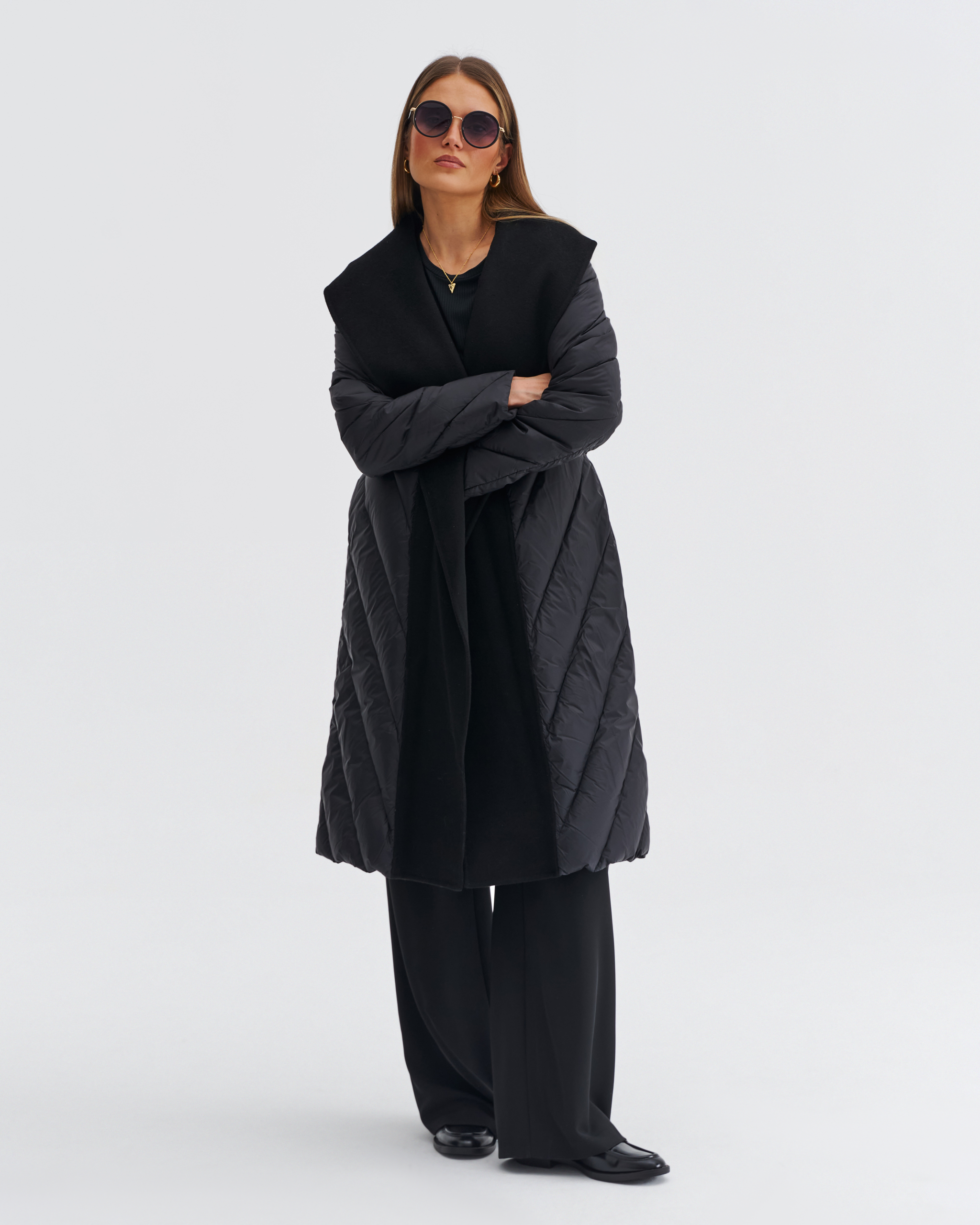 CZarny płaszcz z wełny i kaszmiru