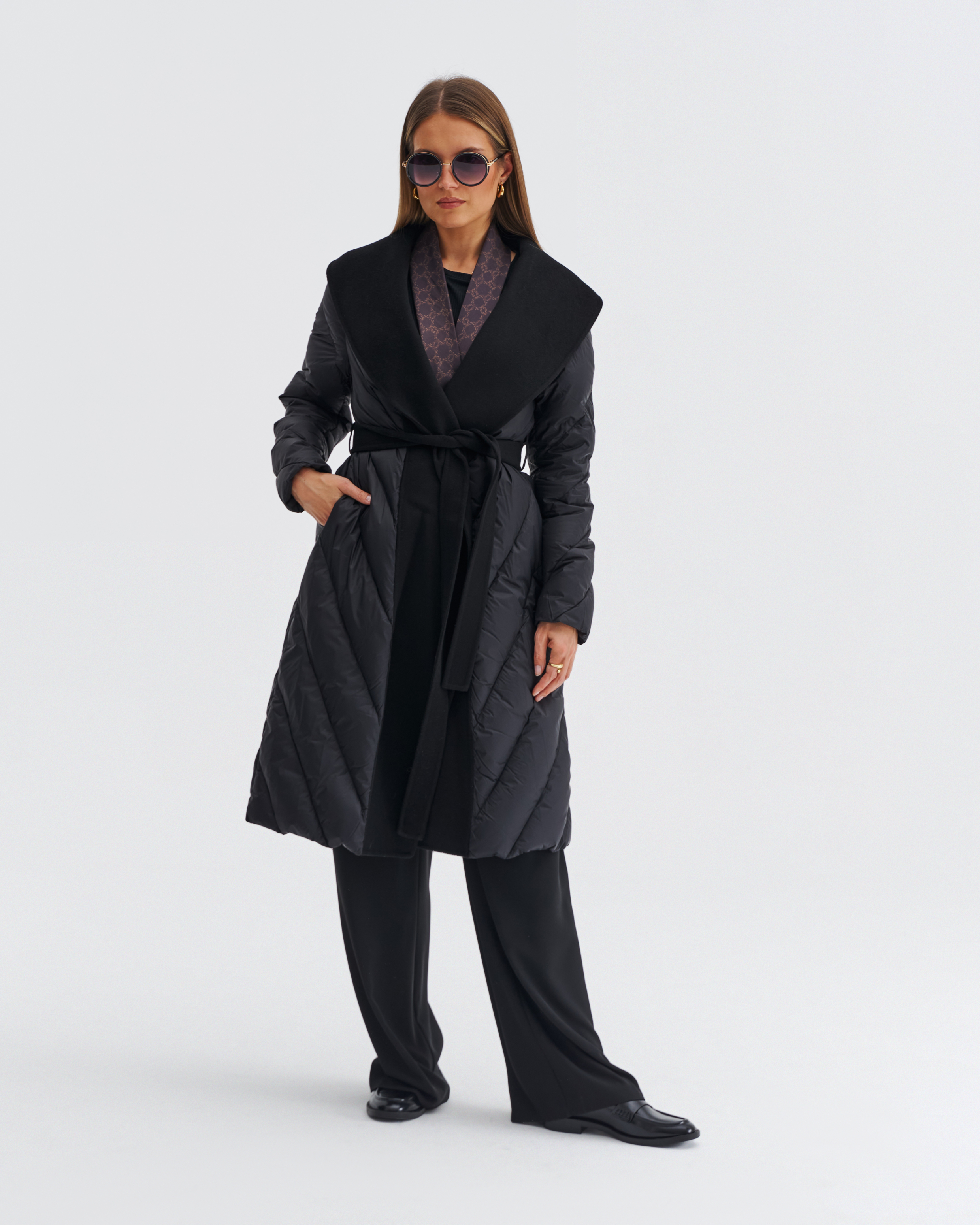 CZarny płaszcz z wełny i kaszmiru