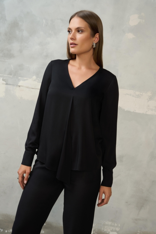 Czarna bluzka z wiskozy z dekoltem V – widok z przodu