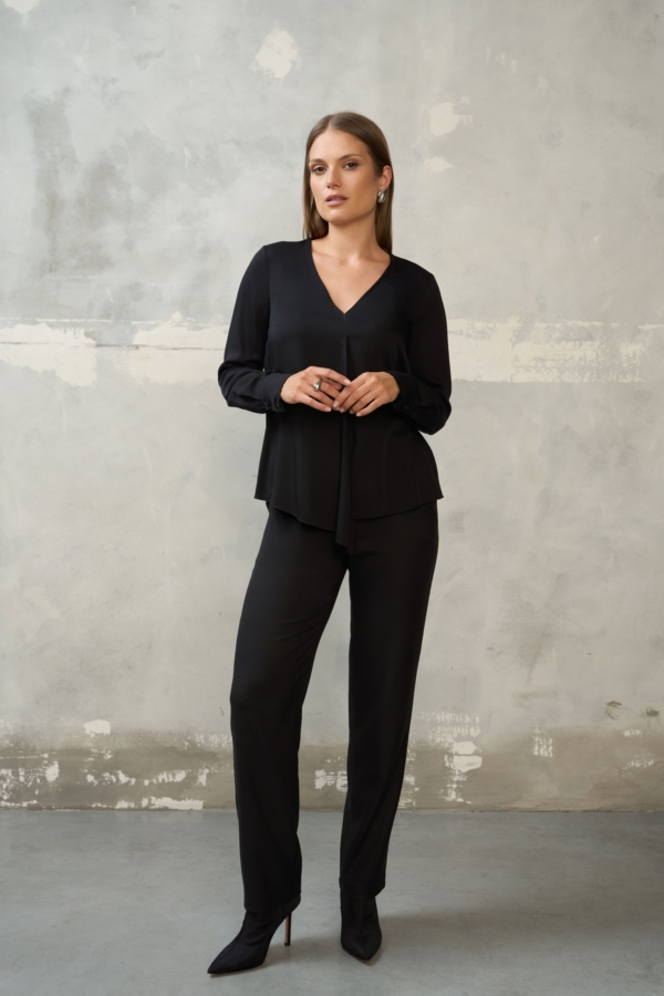 Czarna bluzka z wiskozy z dekoltem V – widok z przodu