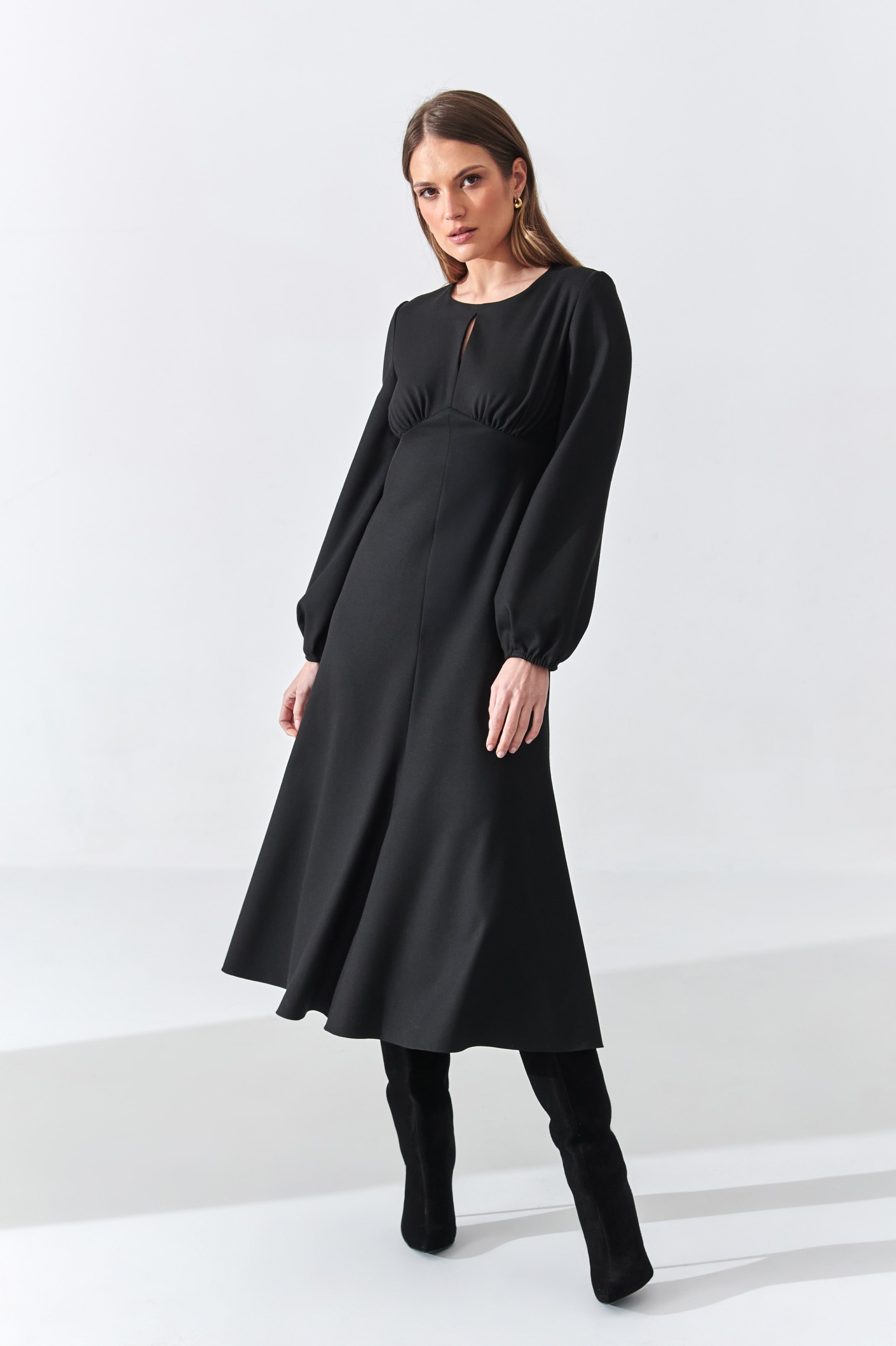 Czarna sukienka midi o rozkloszowanym kroju z długimi rękawami i dekoltem keyhole.