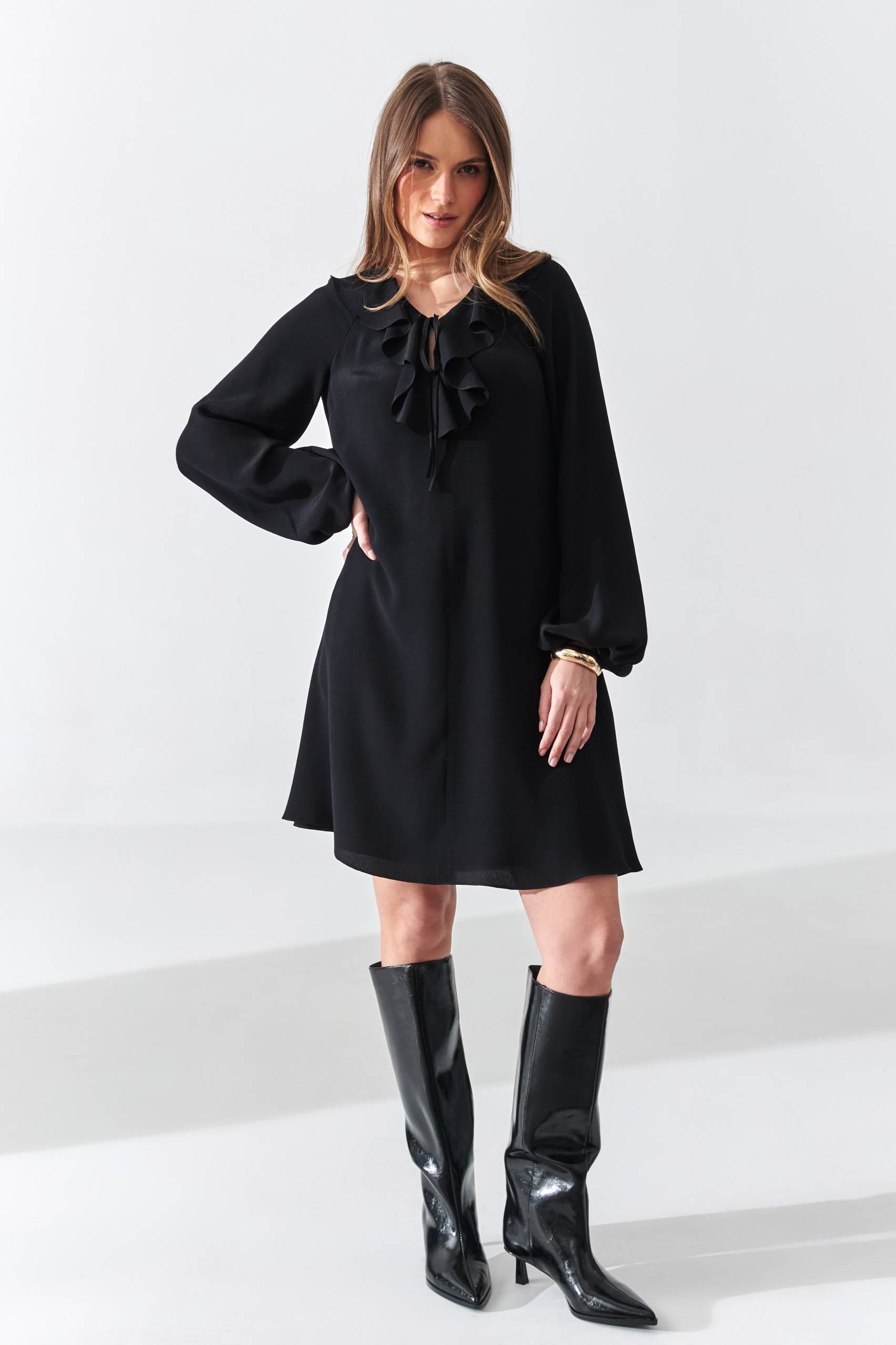 Czarna sukienka z falbanką AKITA – widok z przodu