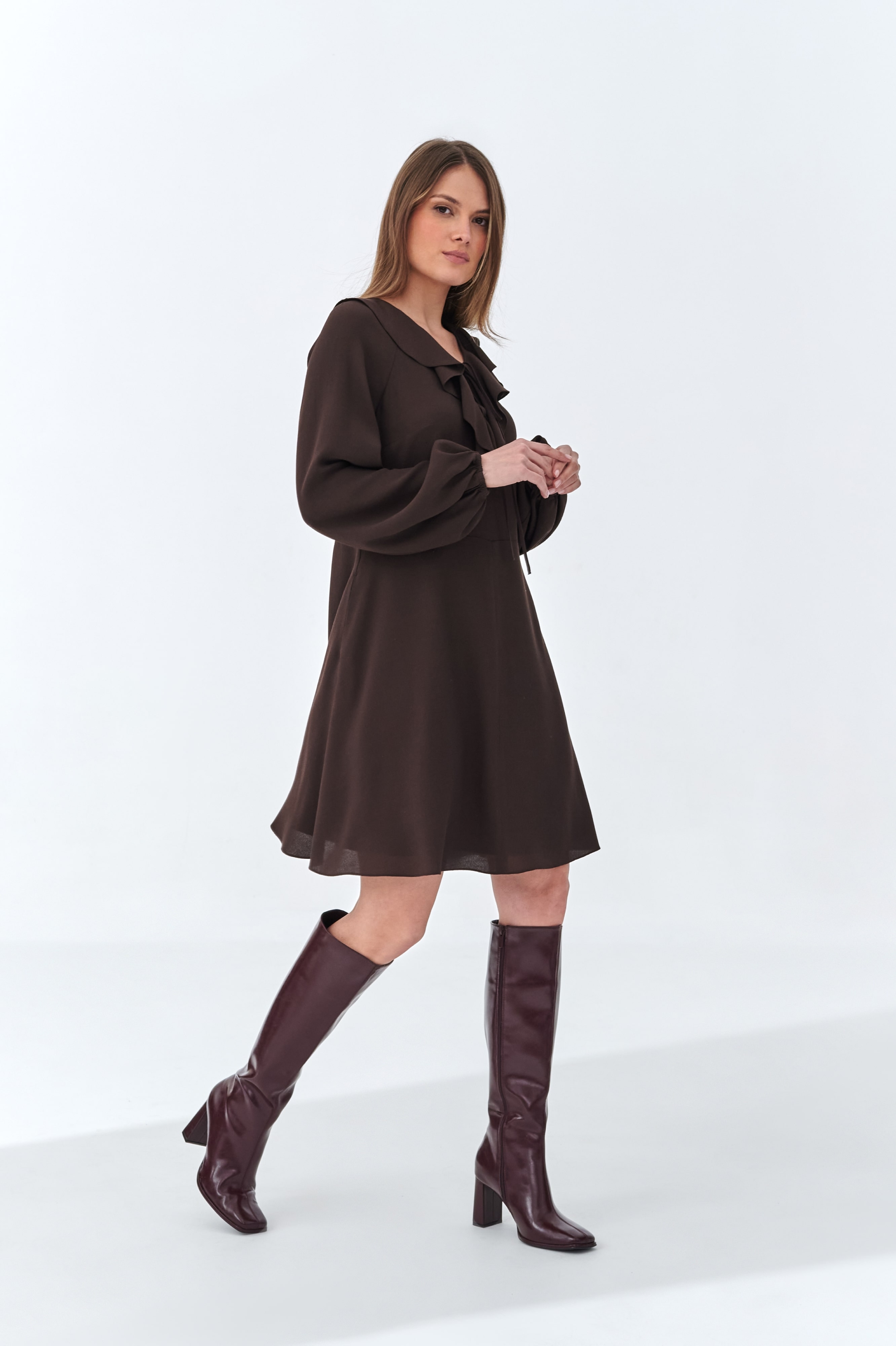 Czekoladowa sukienka z falbanami AKITA – widok z przodu