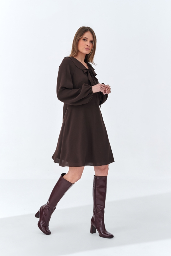 Czekoladowa sukienka z falbanami AKITA – widok z przodu