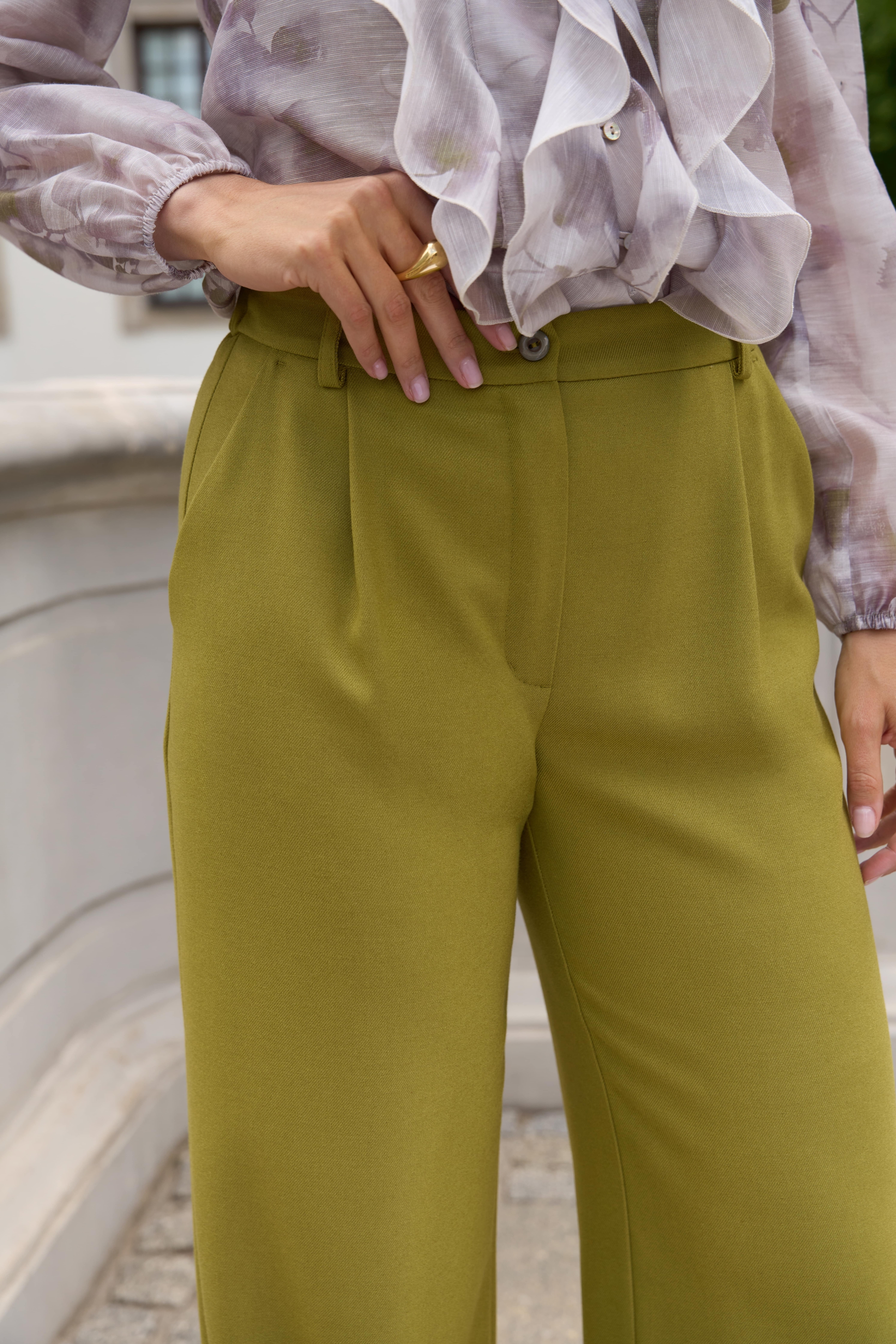 Bluzka limonkowo–beżowa z falbaną przy dekolcie – przód