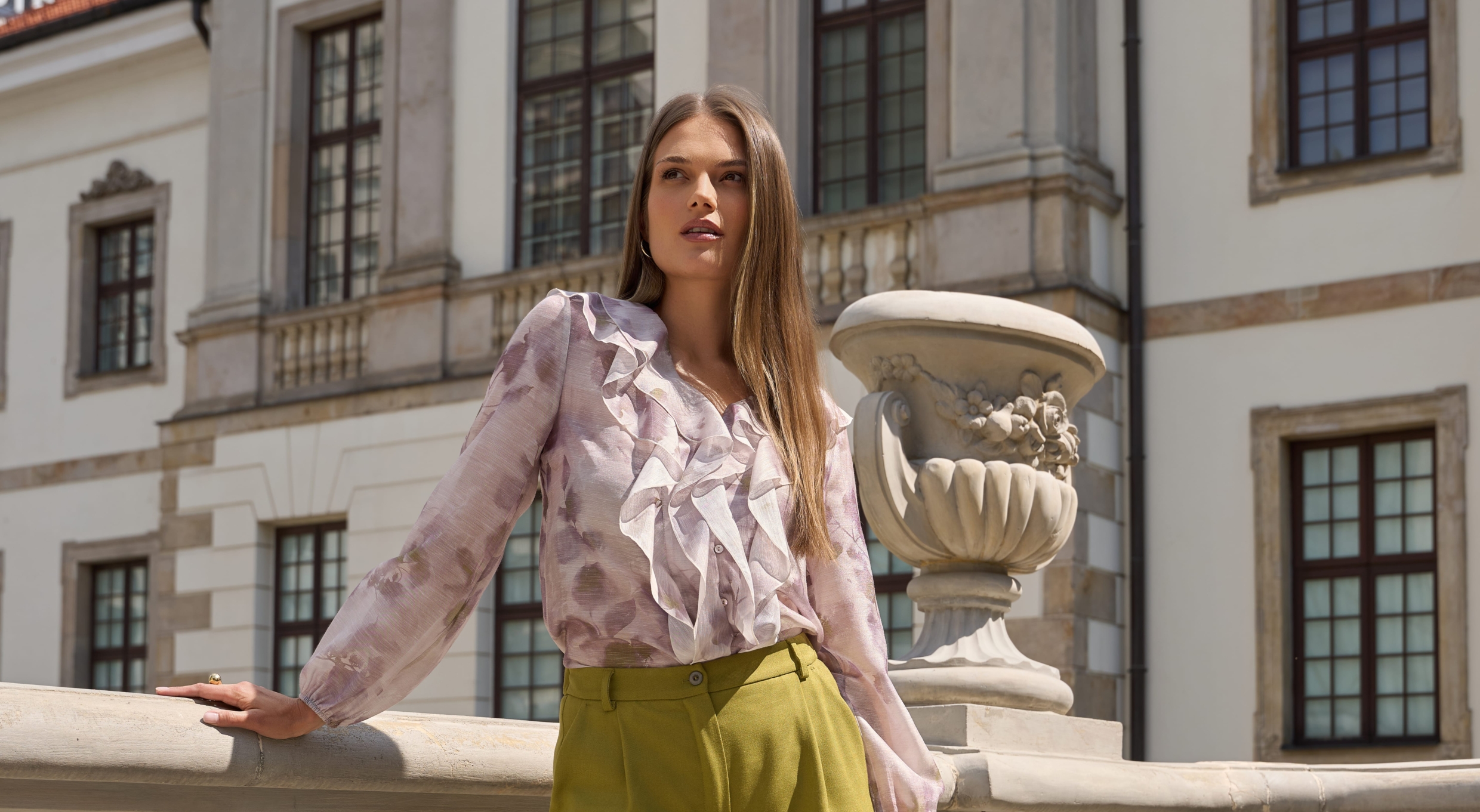 Bluzka limonkowo–beżowa z falbaną przy dekolcie – przód