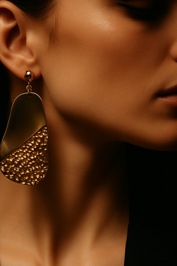 Złote kolczyki o nieregularnym kształcie z młotkowaną fakturą w stylu YSL.