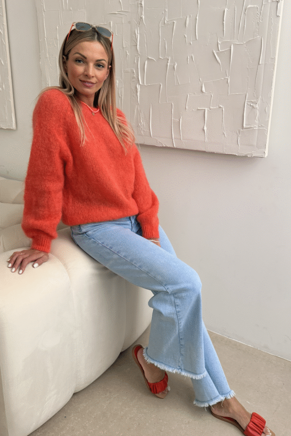 Pomarańczowy sweter z kid mohair – puszysty, klasyczny fason, stylizacja z jeansami