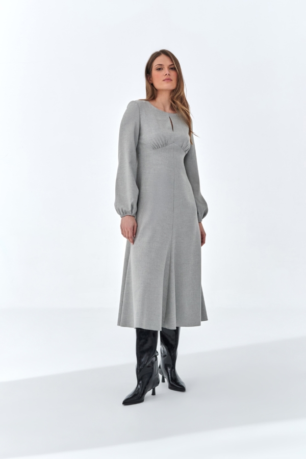 Szara sukienka midi o rozkloszowanym kroju z dekoltem keyhole i długimi rękawami.