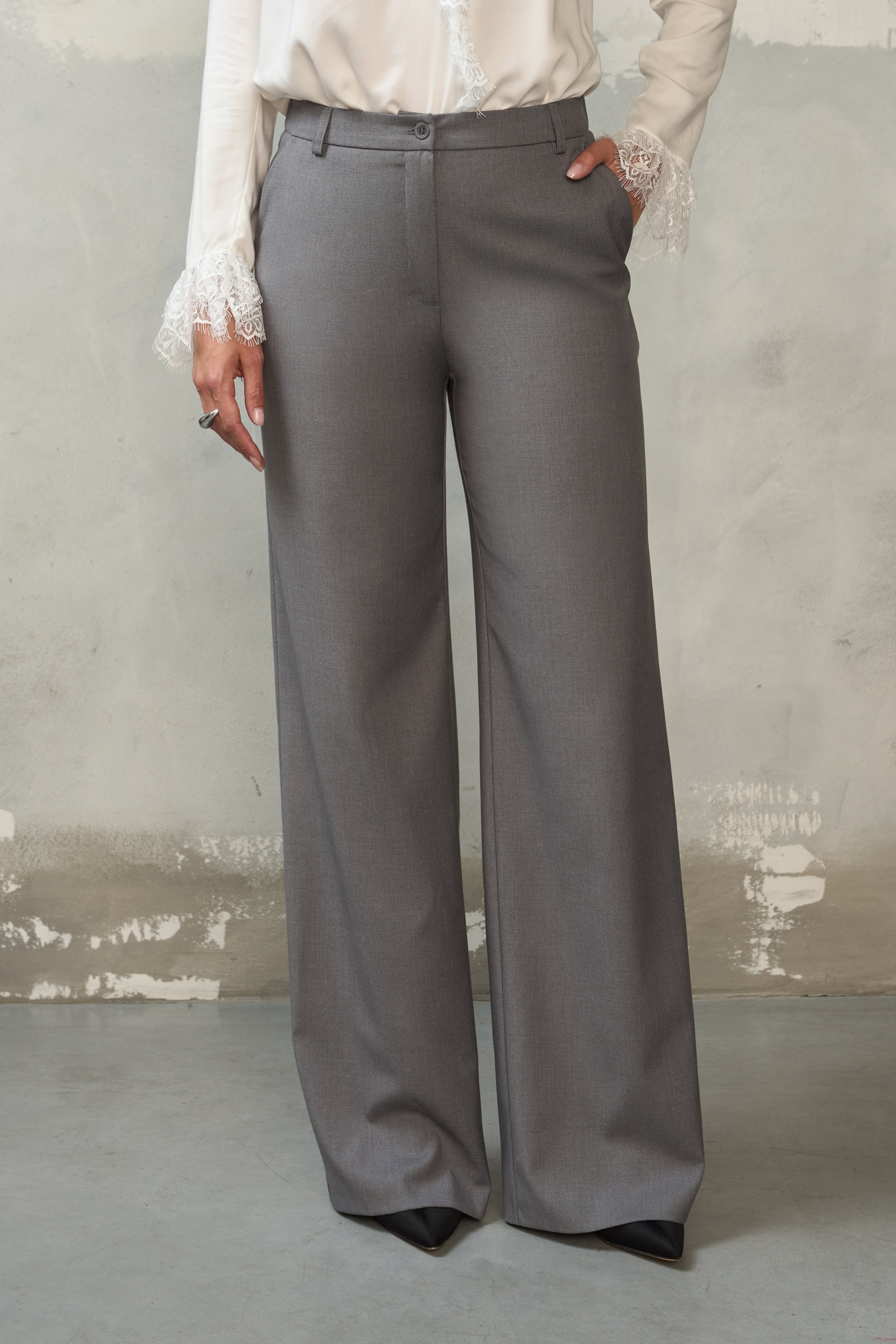 Stylizacja z szarymi spodniami VALENTINA i białą bluzką