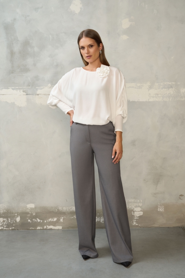 Stylizacja z szarymi spodniami VALENTINA i białą bluzką