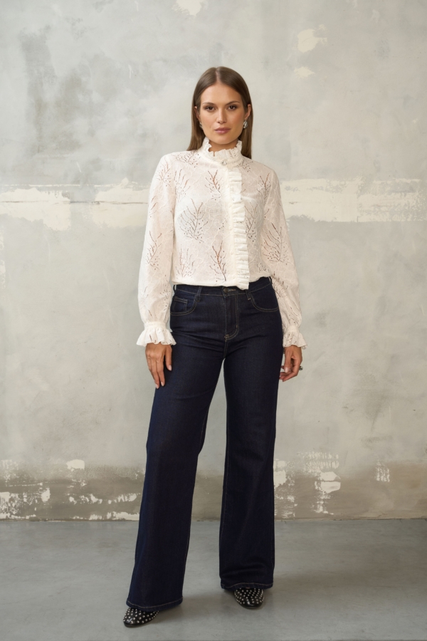 Biała koronkowa bluzka EZURI z falbankami i perłowymi guzikami