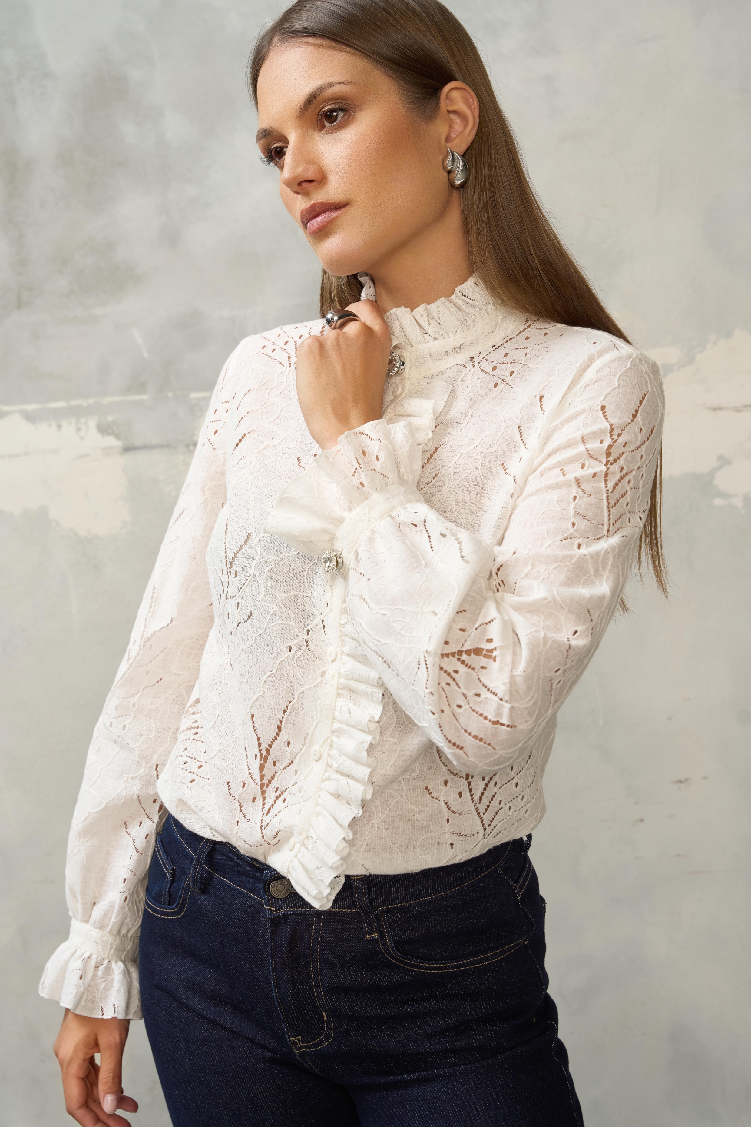 Kobieta w białej koronkowej bluzce EZURI