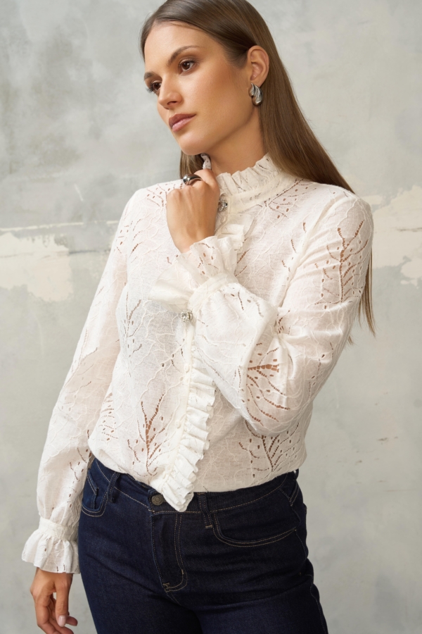 Kobieta w białej koronkowej bluzce EZURI