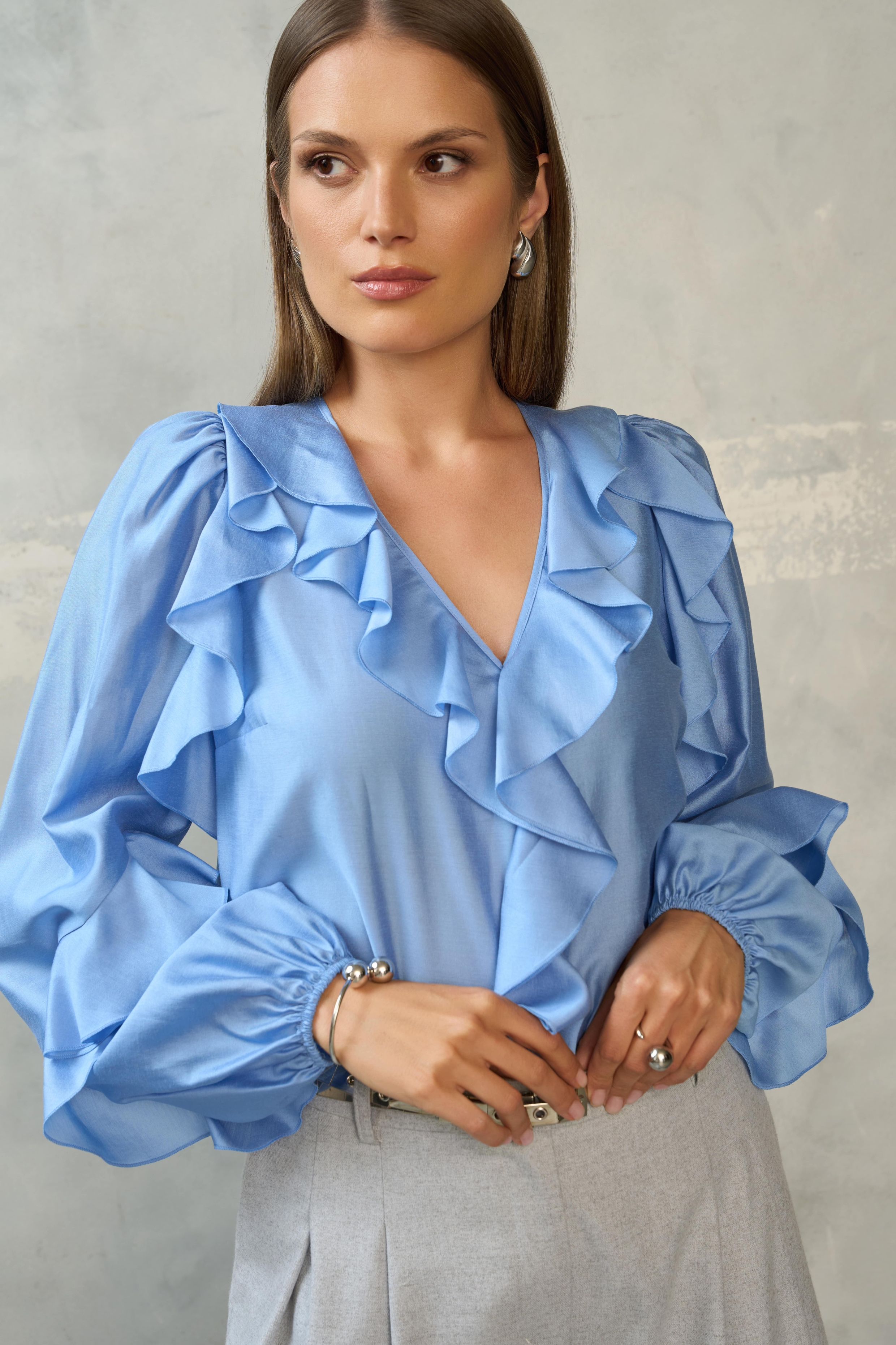 Błękitna bluzka z tencelu z falbanami i dekoltem V