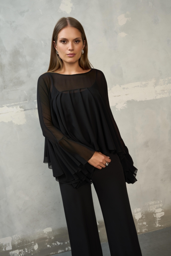 Czarna bluzka z falbanami EZURI w stylizacji ze spodniami