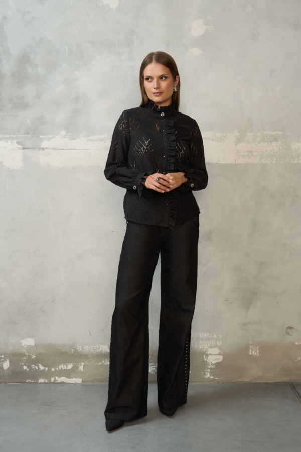 Czarna koronkowa bluzka EZURI z falbanką i biżuteryjnymi guzikami