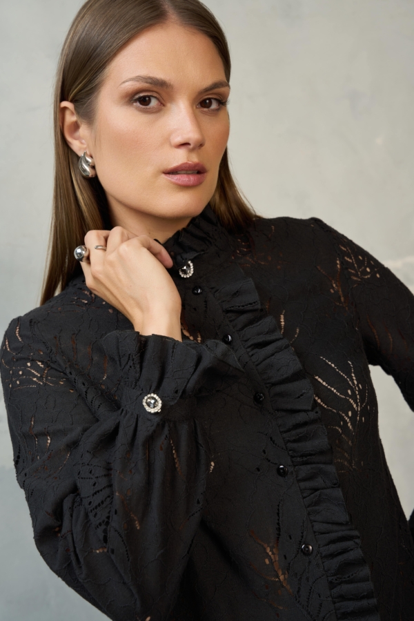 Kobieta w czarnej koronkowej bluzce EZURI