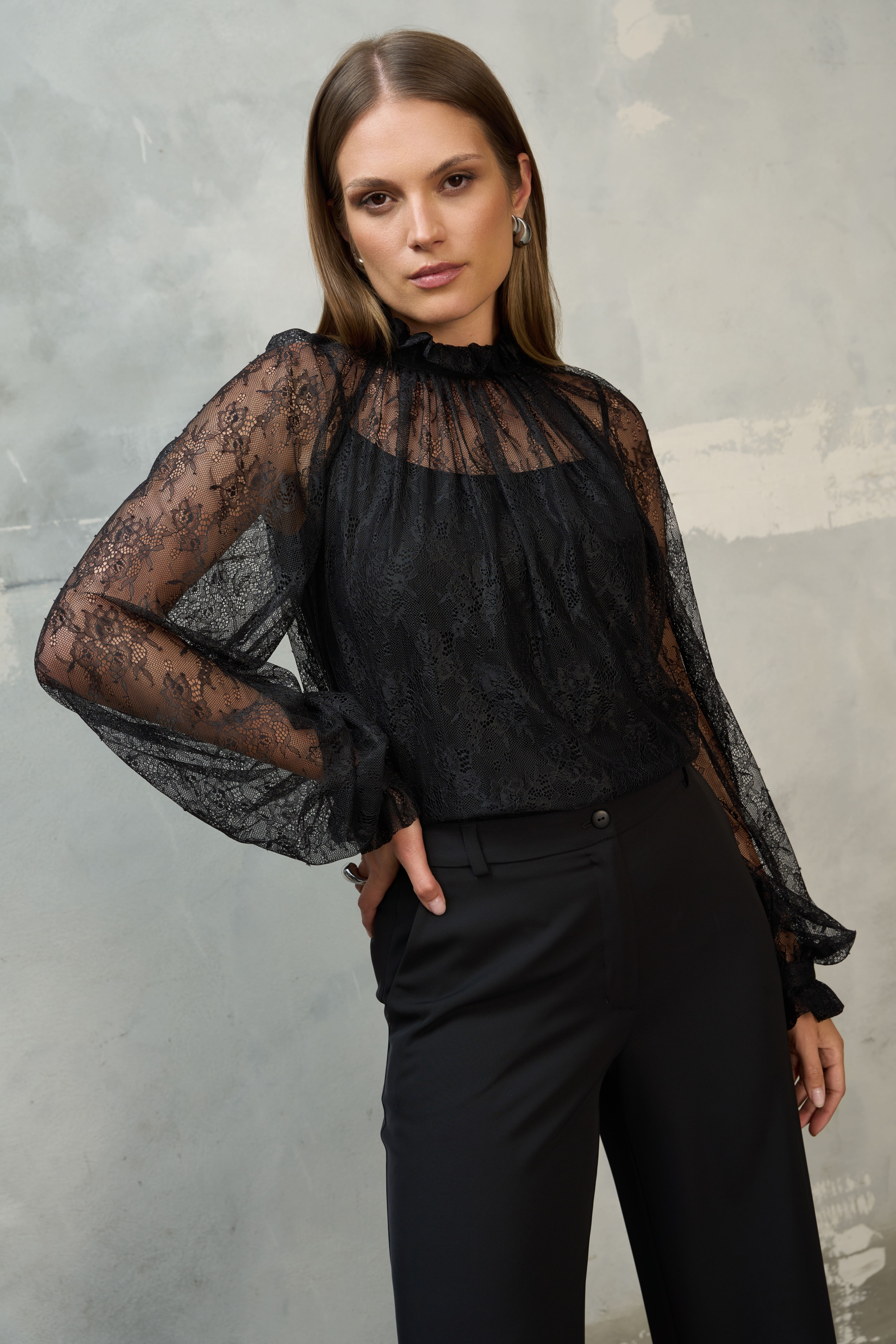 Czarna koronkowa bluzka z wysoką stójką i prześwitującymi rękawami