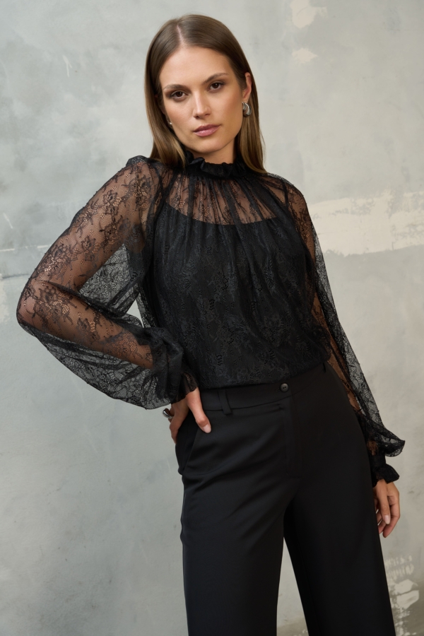 Czarna koronkowa bluzka z wysoką stójką i prześwitującymi rękawami