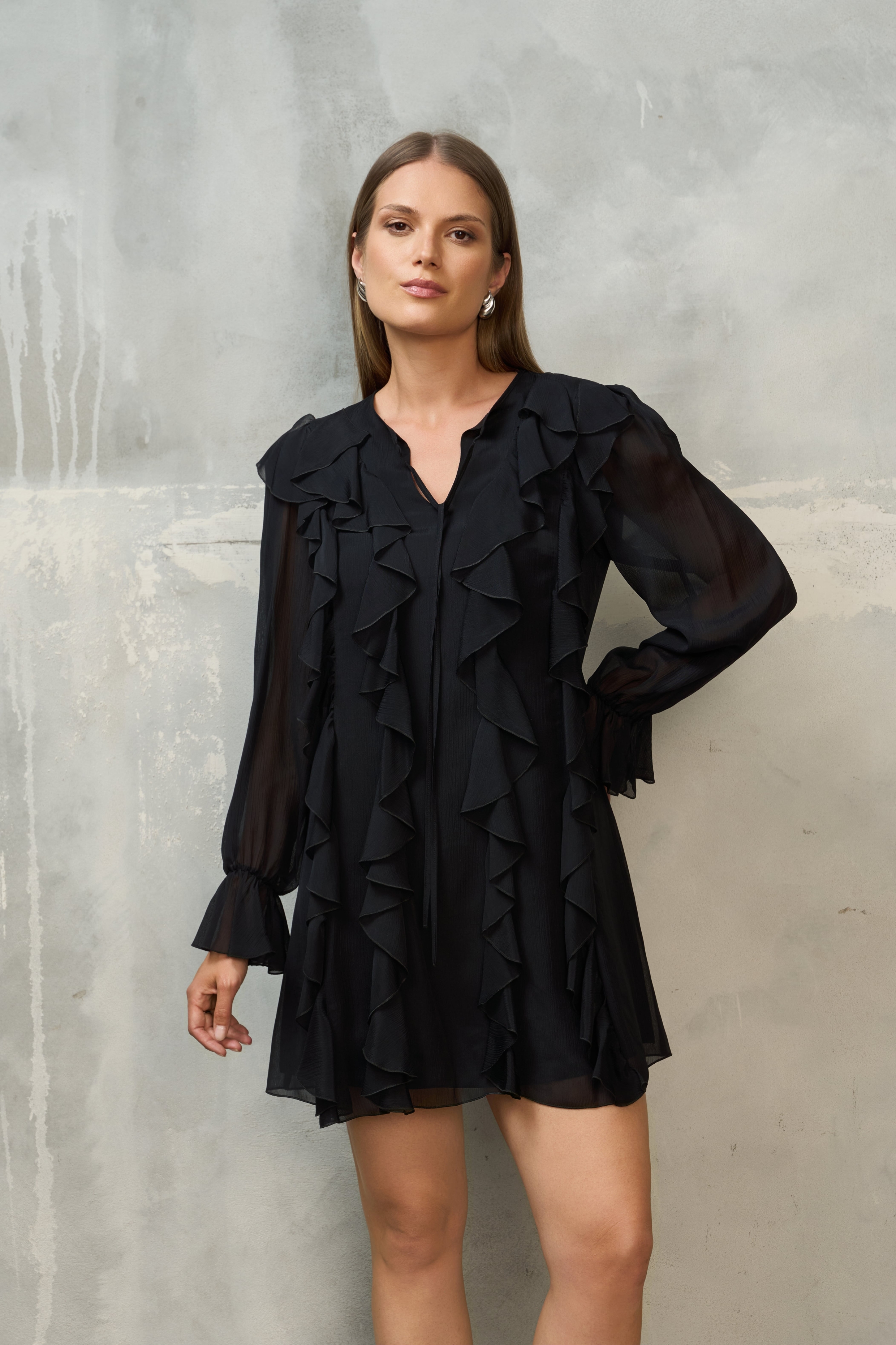 Czarna sukienka mini z falbanami i lekkimi rękawami