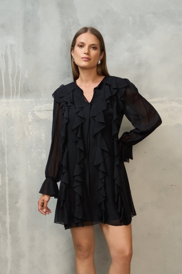 Czarna sukienka mini z falbanami i lekkimi rękawami