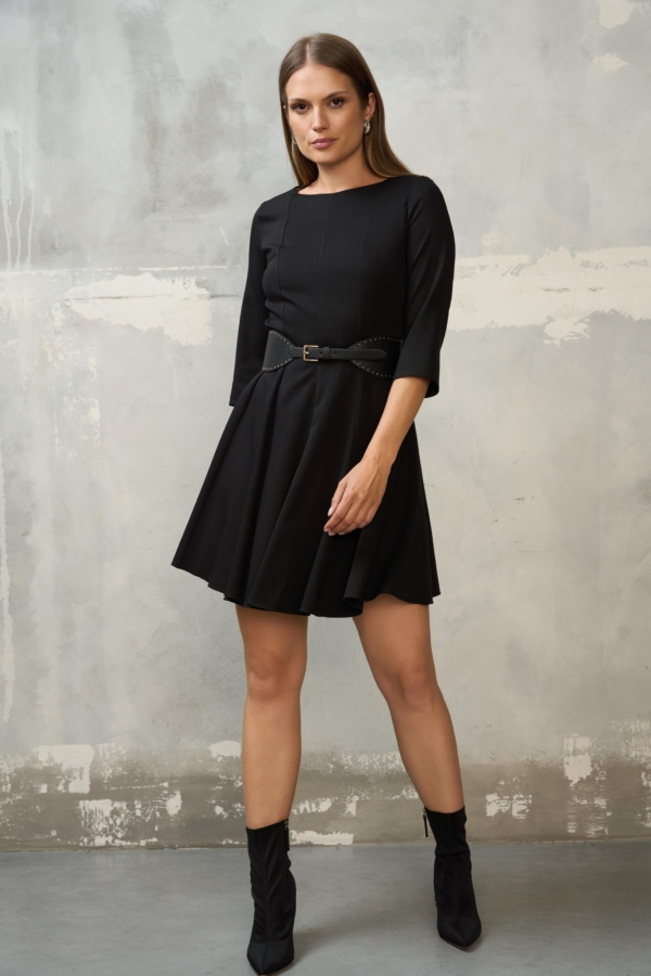 Czarna rozkloszowana sukienka mini z paskiem w talii i rękawem 3/4