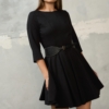 Czarna rozkloszowana sukienka mini z paskiem w talii i rękawem 3/4