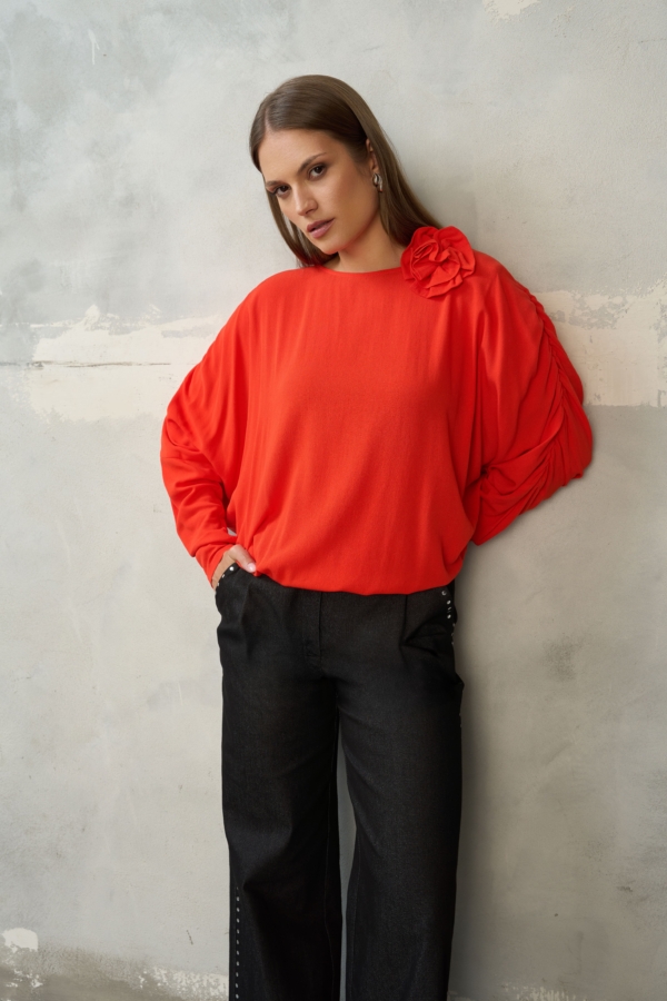 Czerwona bluzka z kwiatową aplikacją EZURI w stylizacji z czarnymi spodniami