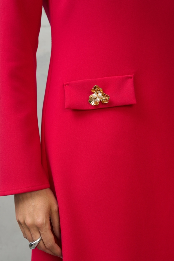 Czerwona sukienka trapezowa z ozdobnymi kieszeniami