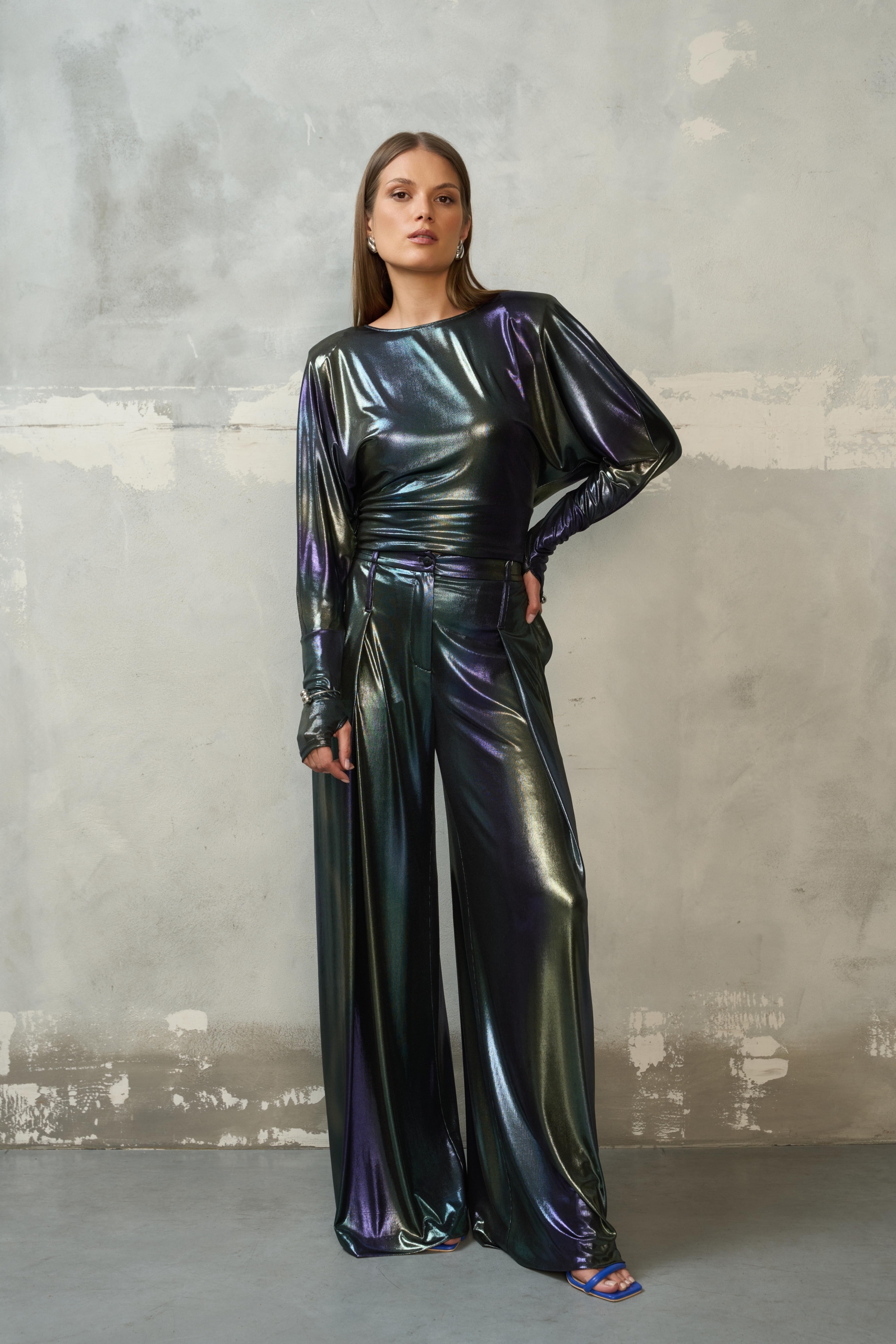 Metaliczne szerokie spodnie z wysokim stanem GALAXY, widok z przodu