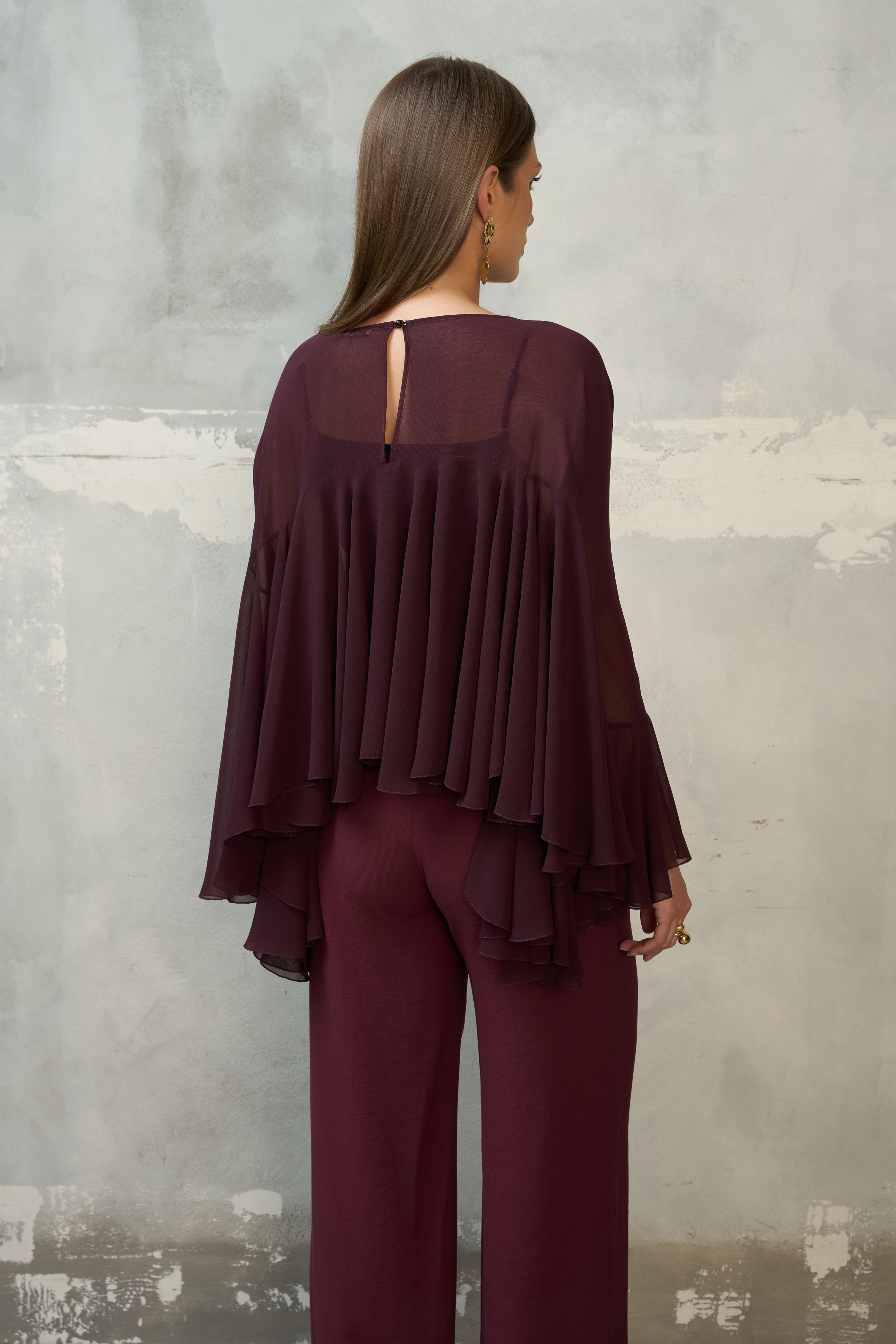 Bordowa bluzka z falbanami i szerokimi rękawami EZURI – zbliżenie przodu